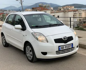 Vuokra-auton etunäkymä Toyota Yaris Sarandassa, Albania ✓ Auto #4490. ✓ Vaihteisto Manuaalinen TM ✓ Arvostelut 1.