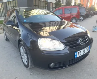 Predný pohľad na prenajaté auto Volkswagen Golf v v Tirane, Albánsko ✓ Auto č. 4600. ✓ Prevodovka Manuálne TM ✓ Hodnotenia 2.