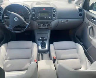 Volkswagen Golf Plus bérlése. Gazdaságos, Kényelmes, Kisbusz típusú autó bérlése Albániában ✓ Letét nélkül ✓ Biztosítási opciók: TPL, CDW, Lopás, Külföldön.