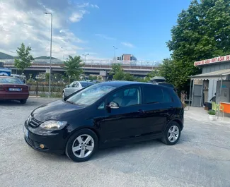 Frontvisning av en leiebil Volkswagen Golf+ i Tirana, Albania ✓ Bil #4476. ✓ Automatisk TM ✓ 0 anmeldelser.