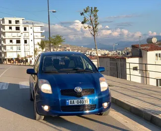 Sprednji pogled najetega avtomobila Toyota Yaris v v Sarandi, Albanija ✓ Avtomobil #4491. ✓ Menjalnik Priročnik TM ✓ Mnenja 1.