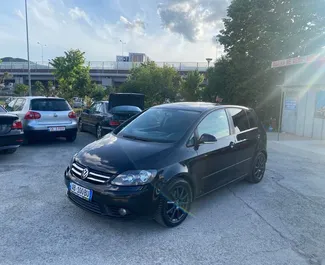 Frontvisning av en leiebil Volkswagen Golf+ i Tirana, Albania ✓ Bil #4472. ✓ Automatisk TM ✓ 0 anmeldelser.