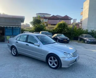 Vista frontale di un noleggio Mercedes-Benz C-Class a Tirana, Albania ✓ Auto #4471. ✓ Cambio Automatico TM ✓ 0 recensioni.