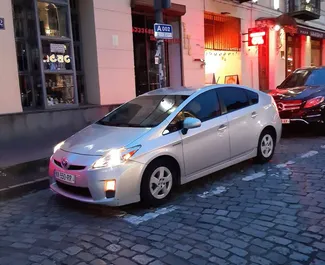 Vista frontal de um aluguel Toyota Prius em Tbilisi, Geórgia ✓ Carro #4458. ✓ Transmissão Automático TM ✓ 1 avaliações.