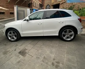 Audi Q5 2014 autóbérlés Grúziában, jellemzők ✓ Benzin üzemanyag és 292 lóerő ➤ Napi 175 GEL-tól kezdődően.