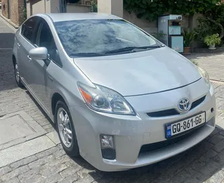 Vista frontal de un Toyota Prius de alquiler en Tiflis, Georgia ✓ Coche n.º 4726. ✓ Automático TM ✓ 3 opiniones.