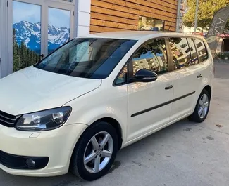 Vue de face d'une location Volkswagen Touran à Tirana, Albanie ✓ Voiture #4683. ✓ Automatique TM ✓ 1 avis.