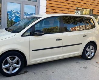Ενοικίαση αυτοκινήτου Volkswagen Touran #4683 με κιβώτιο ταχυτήτων Αυτόματο στα Τίρανα, εξοπλισμένο με κινητήρα 2,0L ➤ Από Aldi στην Αλβανία.