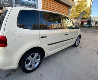 Орендуйте Volkswagen Touran 2015 в Албанії. Паливо: Дизель. Потужність: 140 к.с. ➤ Вартість від 43 EUR за добу.