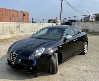 Sprednji pogled najetega avtomobila Alfa Romeo Giulietta v v Tirani, Albanija ✓ Avtomobil #4597. ✓ Menjalnik Priročnik TM ✓ Mnenja 2.