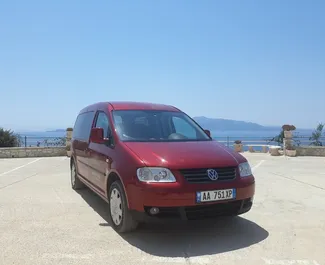 Vista frontale di un noleggio Volkswagen Caddy a Saranda, Albania ✓ Auto #4556. ✓ Cambio Manuale TM ✓ 1 recensioni.