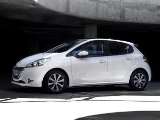 Nomas automašīnas priekšskats Peugeot 208 Belgradā, Serbija ✓ Automašīna #4639. ✓ Pārnesumu kārba Rokasgrāmata TM ✓ Atsauksmes 0.