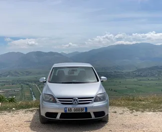 Vue de face d'une location Volkswagen Golf+ à Saranda, Albanie ✓ Voiture #4558. ✓ Manuelle TM ✓ 0 avis.