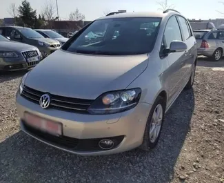 Frontvisning av en leiebil Volkswagen Golf+ i Tirana, Albania ✓ Bil #4503. ✓ Automatisk TM ✓ 0 anmeldelser.