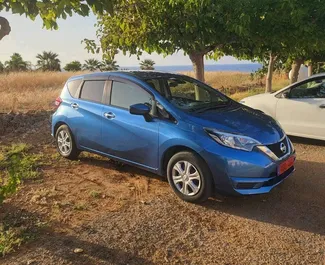 Vista frontal de un Nissan Note de alquiler en Pomos, Chipre ✓ Coche n.º 4467. ✓ Automático TM ✓ 0 opiniones.
