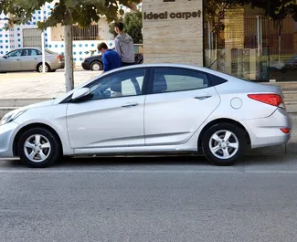 Vista frontal de un Hyundai Accent de alquiler en Durres, Albania ✓ Coche n.º 2155. ✓ Automático TM ✓ 0 opiniones.