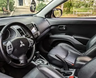 Wynajmij Mitsubishi Outlander Xl 2012 w Gruzji. Paliwo: Benzyna. Moc: 250 KM ➤ Koszt od 85 GEL za dobę.