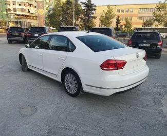 Volkswagen Passat 2015 autóbérlés Albániában, jellemzők ✓ Benzin üzemanyag és 180 lóerő ➤ Napi 30 EUR-tól kezdődően.