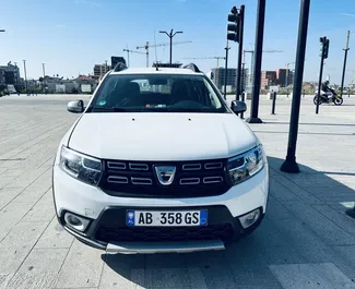 Frontvisning av en leiebil Dacia Sandero Stepway i Tirana, Albania ✓ Bil #4711. ✓ Manuell TM ✓ 0 anmeldelser.
