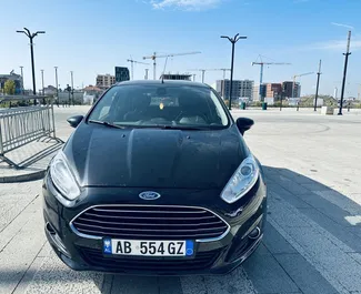 Sprednji pogled najetega avtomobila Ford Fiesta Ecoboost v v Tirani, Albanija ✓ Avtomobil #4718. ✓ Menjalnik Priročnik TM ✓ Mnenja 0.
