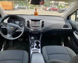 A Chevrolet Cruze beltere bérlésre Grúziában. Nagyszerű 5-üléses autó Automatikus váltóval.