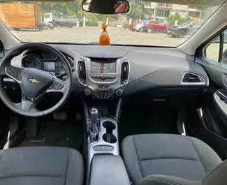 Notranjost Chevrolet Cruze za najem v v Gruziji. Odličen avtomobil s 5 sedeži in Samodejno menjalnikom.