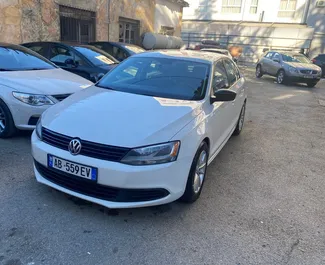 Vista frontal de um aluguel Volkswagen Jetta em Tirana, Albânia ✓ Carro #4570. ✓ Transmissão Automático TM ✓ 0 avaliações.