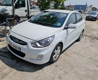 Kiralık bir Hyundai Accent Tiran'da, Arnavutluk ön görünümü ✓ Araç #4542. ✓ Otomatik TM ✓ 0 yorumlar.