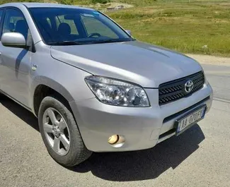 Sprednji pogled najetega avtomobila Toyota Rav4 v v Tirani, Albanija ✓ Avtomobil #4623. ✓ Menjalnik Priročnik TM ✓ Mnenja 0.