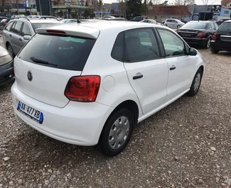 Vuokra-auton etunäkymä Volkswagen Polo Tiranassa, Albania ✓ Auto #4506. ✓ Vaihteisto Manuaalinen TM ✓ Arvostelut 0.