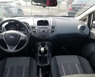 Verhuur Ford Fiesta. Economy Auto te huur in Albanië ✓ Borg van Borg van 300 EUR ✓ Verzekeringsmogelijkheden TPL, CDW, Buitenland.