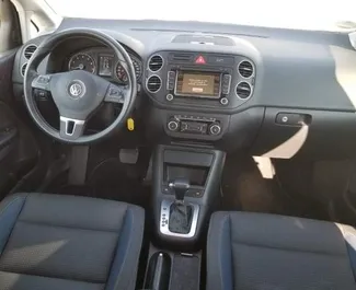 Volkswagen Golf+ 2012 autóbérlés Albániában, jellemzők ✓ Gáz üzemanyag és 160 lóerő ➤ Napi 30 EUR-tól kezdődően.