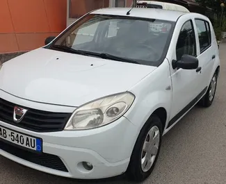 Μπροστινή όψη ενοικιαζόμενου Dacia Sandero στα Τίρανα, Αλβανία ✓ Αριθμός αυτοκινήτου #4521. ✓ Κιβώτιο ταχυτήτων Χειροκίνητο TM ✓ 0 κριτικές.
