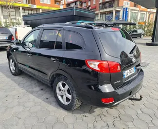 Intérieur de Hyundai Santa Fe à louer en Albanie. Une excellente voiture de 7 places avec une transmission Automatique.