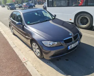 Vuokra-auton etunäkymä BMW 320i Tiranassa, Albania ✓ Auto #4499. ✓ Vaihteisto Automaattinen TM ✓ Arvostelut 0.
