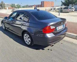BMW 320i 2007 automobilio nuoma Albanijoje, savybės ✓ Dujos degalai ir 130 arklio galios ➤ Nuo 46 EUR per dieną.
