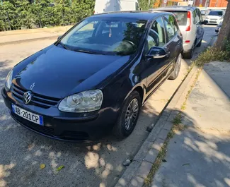 Vista frontal de um aluguel Volkswagen Golf em Tirana, Albânia ✓ Carro #4504. ✓ Transmissão Automático TM ✓ 1 avaliações.