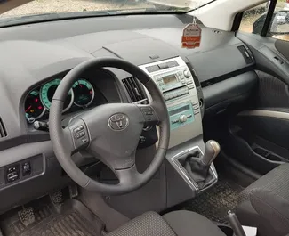 Toyota Corolla Verso 2009 location de voiture en Albanie, avec ✓ Diesel carburant et 177 chevaux ➤ À partir de 28 EUR par jour.