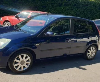 Vista frontal de um aluguel Ford Fiesta em Tirana, Albânia ✓ Carro #4747. ✓ Transmissão Manual TM ✓ 0 avaliações.