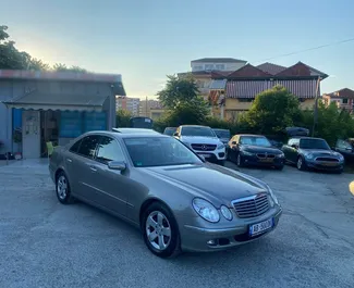 Vista frontal de um aluguel Mercedes-Benz E-Class em Tirana, Albânia ✓ Carro #4487. ✓ Transmissão Automático TM ✓ 0 avaliações.