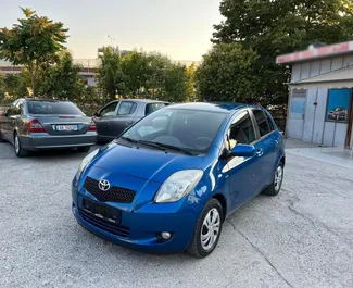 Predný pohľad na prenajaté auto Toyota Yaris v v Tirane, Albánsko ✓ Auto č. 4488. ✓ Prevodovka Manuálne TM ✓ Hodnotenia 1.