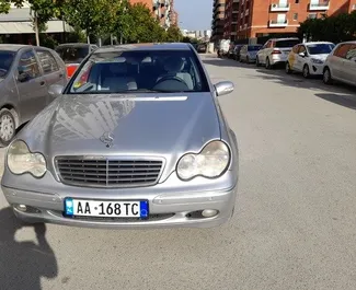 Vista frontal de un Mercedes-Benz C-Class de alquiler en Tirana, Albania ✓ Coche n.º 4626. ✓ Automático TM ✓ 0 opiniones.
