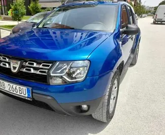 Sprednji pogled najetega avtomobila Dacia Duster v v Tirani, Albanija ✓ Avtomobil #4624. ✓ Menjalnik Priročnik TM ✓ Mnenja 2.