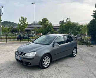 Vista frontal de um aluguel Volkswagen Golf em Tirana, Albânia ✓ Carro #4470. ✓ Transmissão Automático TM ✓ 0 avaliações.