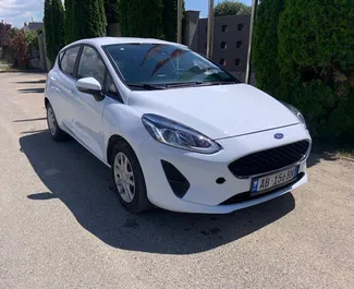 Vooraanzicht van een huurauto Ford Fiesta in Tirana, Albanië ✓ Auto #4611. ✓ Transmissie Handmatig TM ✓ 2 beoordelingen.