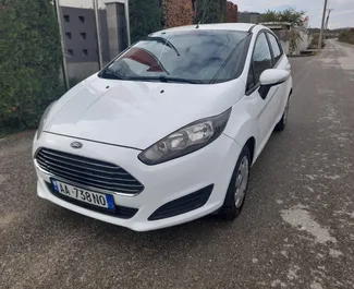Vista frontal de un Ford Fiesta de alquiler en Tirana, Albania ✓ Coche n.º 4610. ✓ Manual TM ✓ 1 opiniones.