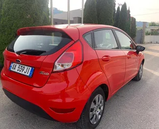 Aluguel de carro Ford Fiesta 2015 na Albânia, com ✓ combustível Gasóleo e 75 cavalos de potência ➤ A partir de 21 EUR por dia.