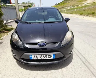 Vista frontal de um aluguel Ford Fiesta em Tirana, Albânia ✓ Carro #4612. ✓ Transmissão Manual TM ✓ 2 avaliações.