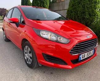 Vista frontal de um aluguel Ford Fiesta em Tirana, Albânia ✓ Carro #4614. ✓ Transmissão Manual TM ✓ 2 avaliações.