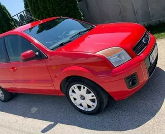 Predný pohľad na prenajaté auto Ford Fusion v v Tirane, Albánsko ✓ Auto č. 4630. ✓ Prevodovka Manuálne TM ✓ Hodnotenia 1.